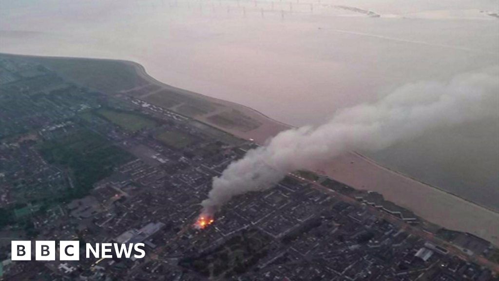 Great Yarmouth Fire Plume Of Smoke Seen For Miles Bbc News