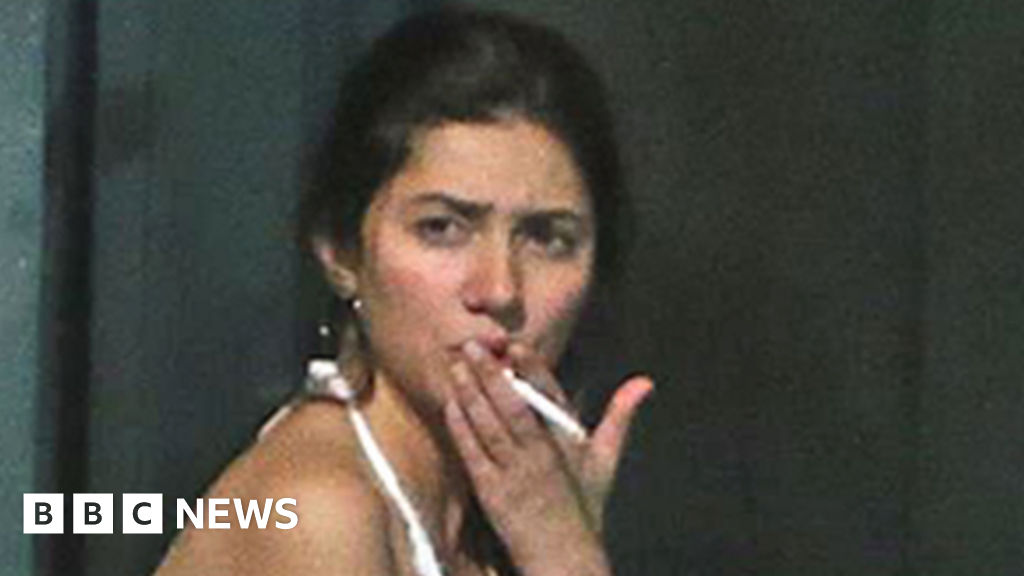 Mahira Khan Sex Outdoor Xxx - The smoking actress and a 'sexist double standard' - BBC News