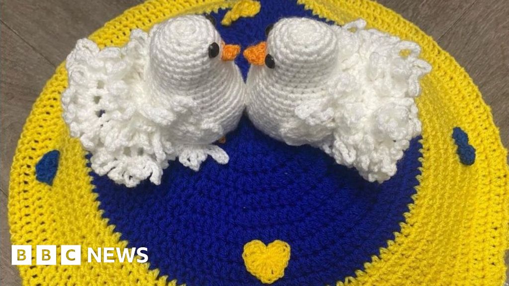 Ely secret yarnbomber creates Ukraine tribute on postbox BBC News