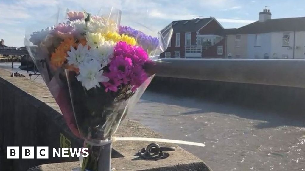 Great Yarmouth boat death Woman was caught in propeller BBC News