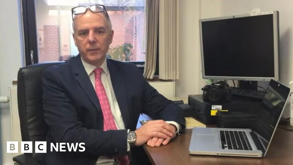 Doctor knifed fellow surgeon after arson bid, court told