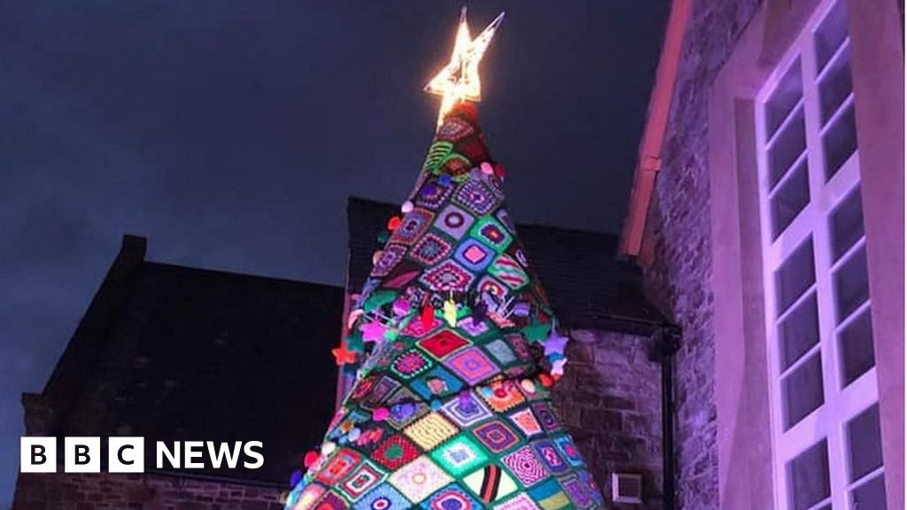 Town Of Huntington Christmas Tree Removal 2022 Appledore Giant Knitted Christmas Tree Appears At Church - Bbc News