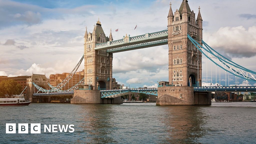 Tower Bridge reopens after pro-Palestine march - BBC News