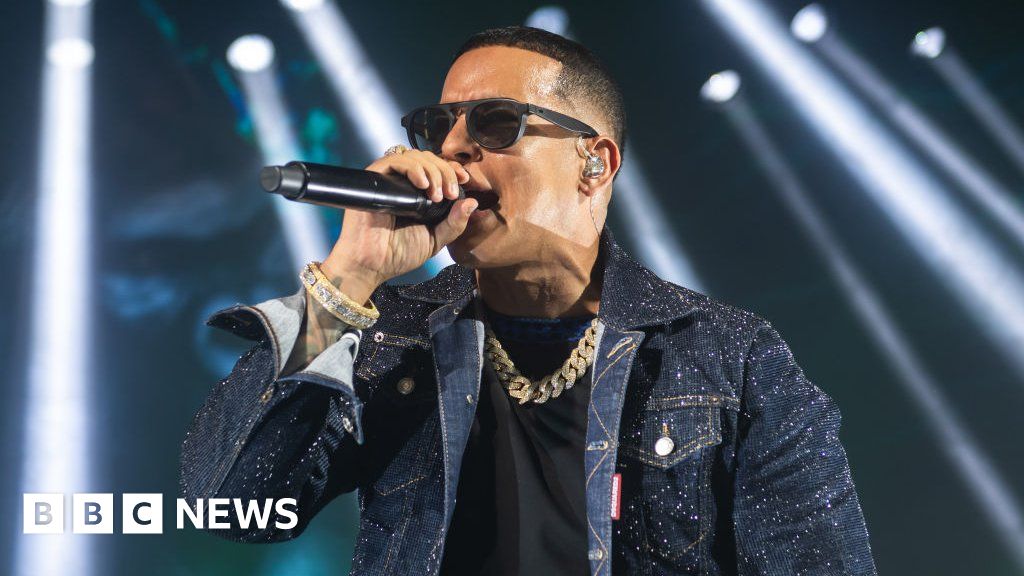 Daddy Yankee: Thousands force their way into Santiago concert