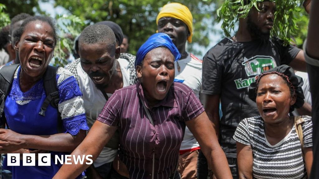 Хиляди хаитяни бягат от домовете си в Порт-о-Пренс на фона