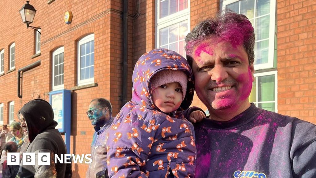 Leicester City celebrates colourful festival of Holi BBC News