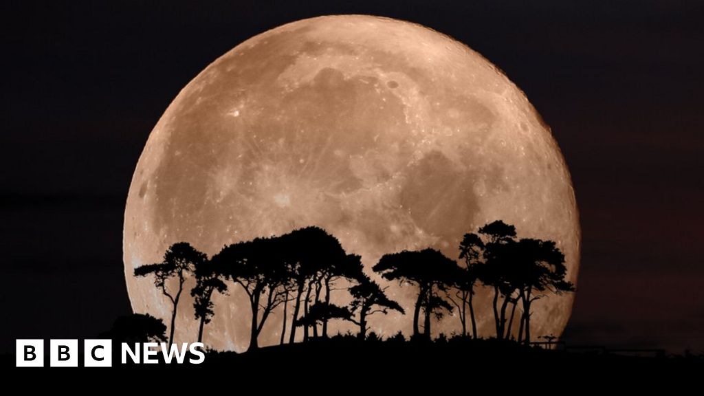 Scots go lunar for 'Supermoon' BBC News