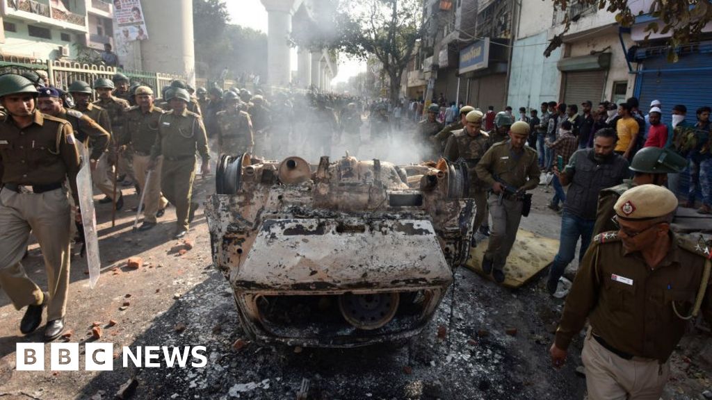 Delhi Clashes Thirteen Killed As Hindu And Muslim Groups Clash Bbc News 