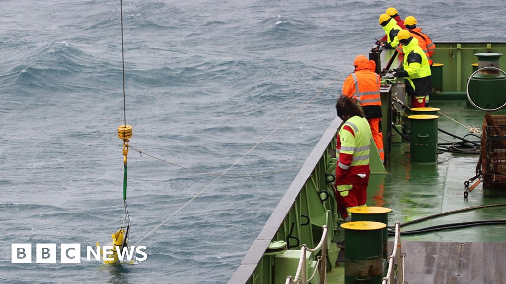 Robots deployed at A68A mega-iceberg remnants - BBC News