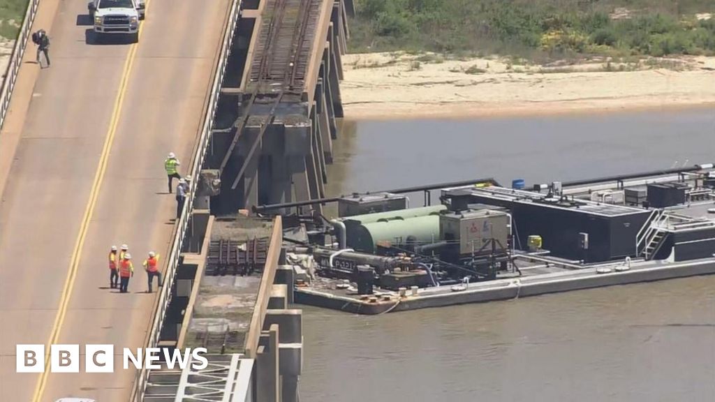 Een schip komt in aanvaring met een brug voor de kust van Texas, waardoor een olielek ontstaat