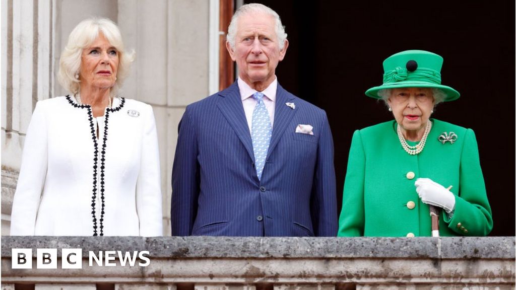 Power dressing: The Queen's unique style - BBC News