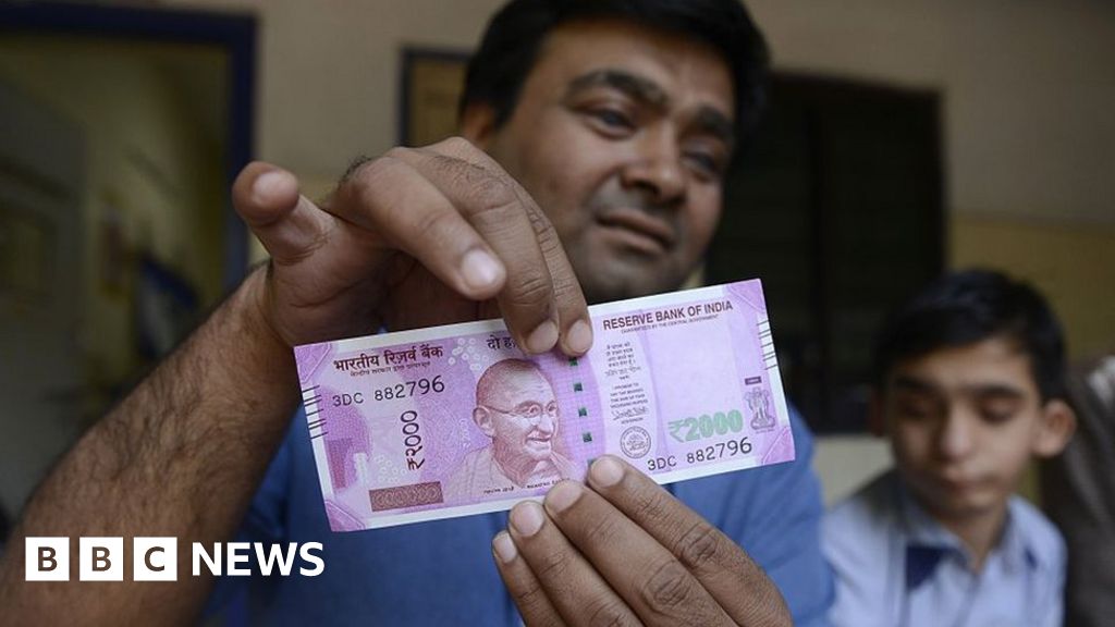 Indian banks start exchanging withdrawn 2,000-rupee notes