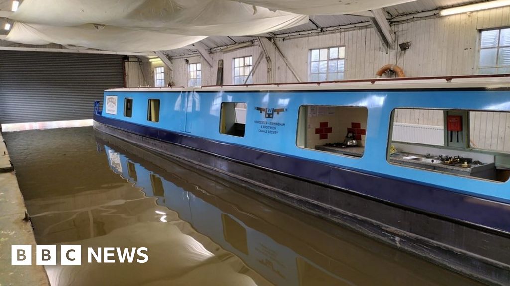 Alvechurch narrowboat to return after £25k revamp - BBC News
