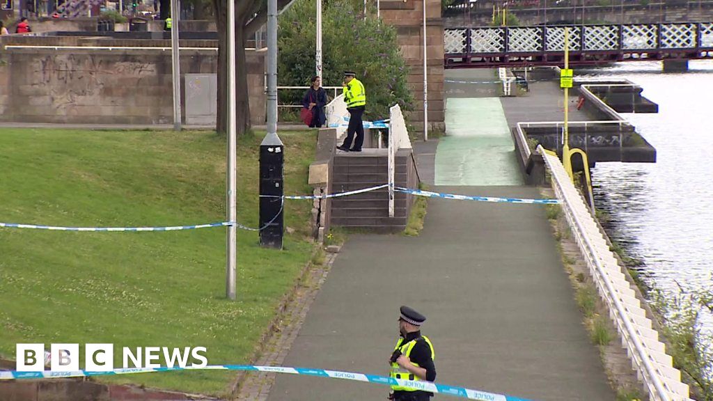 Man fleeing police dies after jumping into the River Clyde BBC News