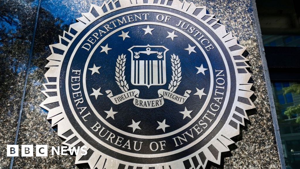 The ФБР преследва предполагаем ирански шпионин за когото смята че
