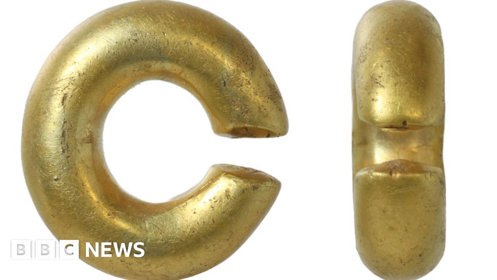 Mysterious gold Bronze Age ring donated to Norwich museum - BBC News