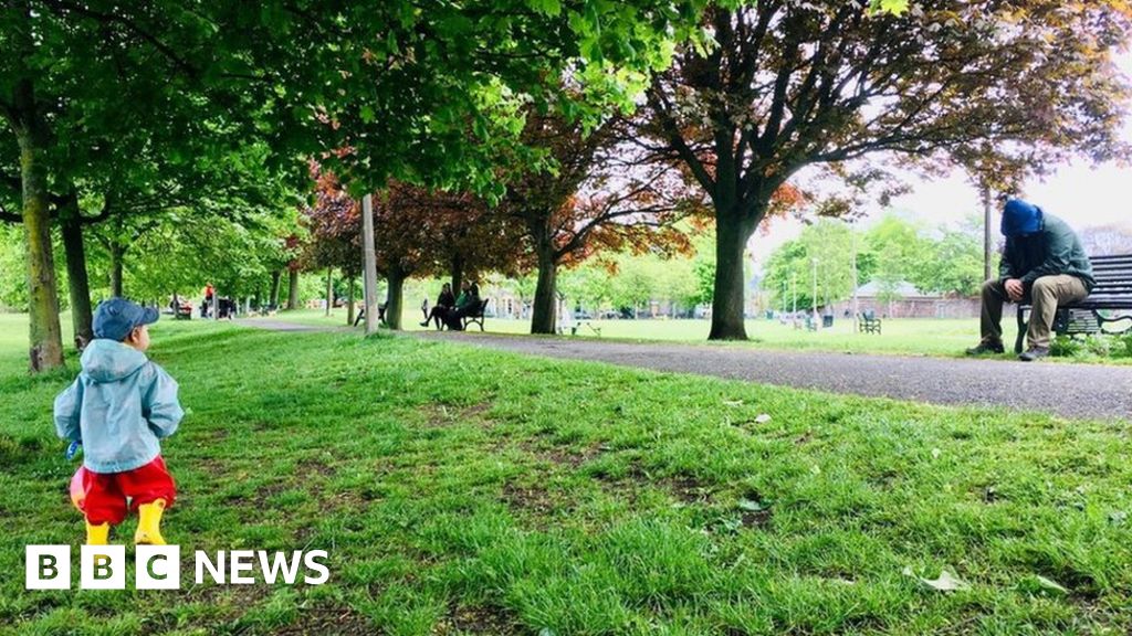 Coronavirus: 'I wore a disguise to see my twins in lockdown' - BBC News