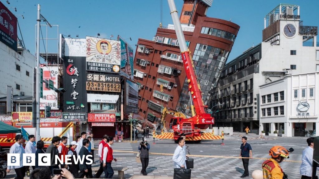 Тайван се събужда от последиците от най-лошото земетресение от 25 години
