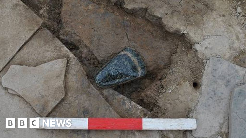 Archaeologists marvel at Neolithic axe finds in Orkney - BBC News