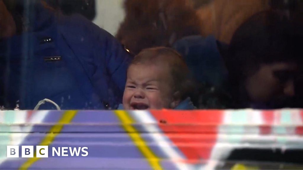 Ukraine conflict: Thousands of people try to force their way onto a train to Poland