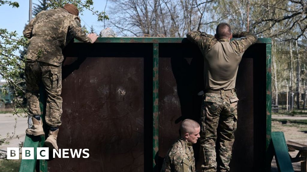 Война в Украйна: Киев ограничава консулската помощ за мъже в бойна възраст в чужбина