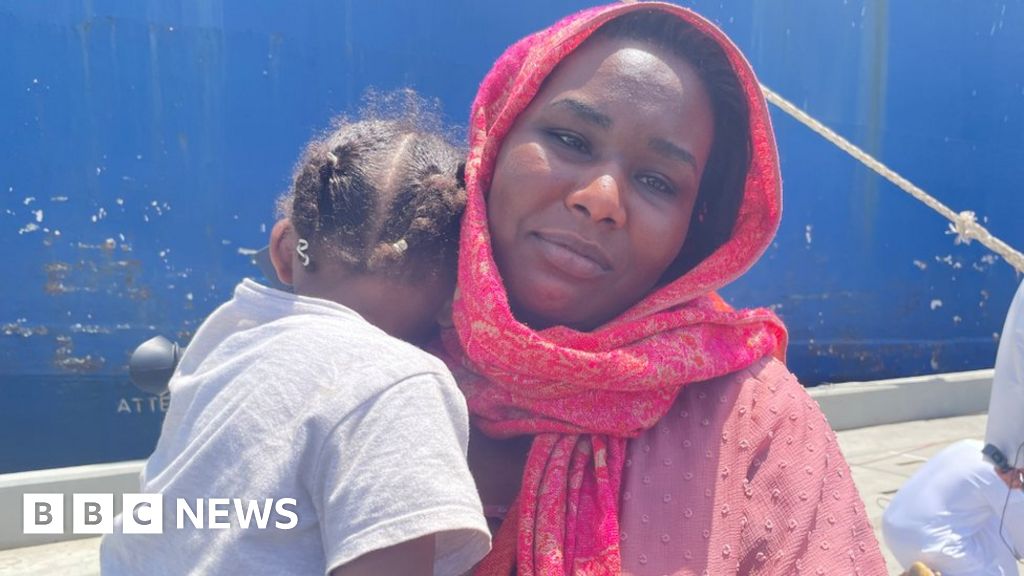 Sudan crisis: Chaos at port as thousands rush to leave