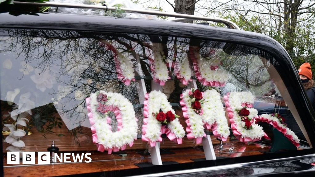 Dame Barbara Windsor is laid to rest photograph