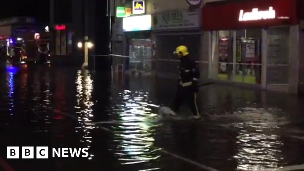 Burst water main turns Lee High Road into 'river' BBC News