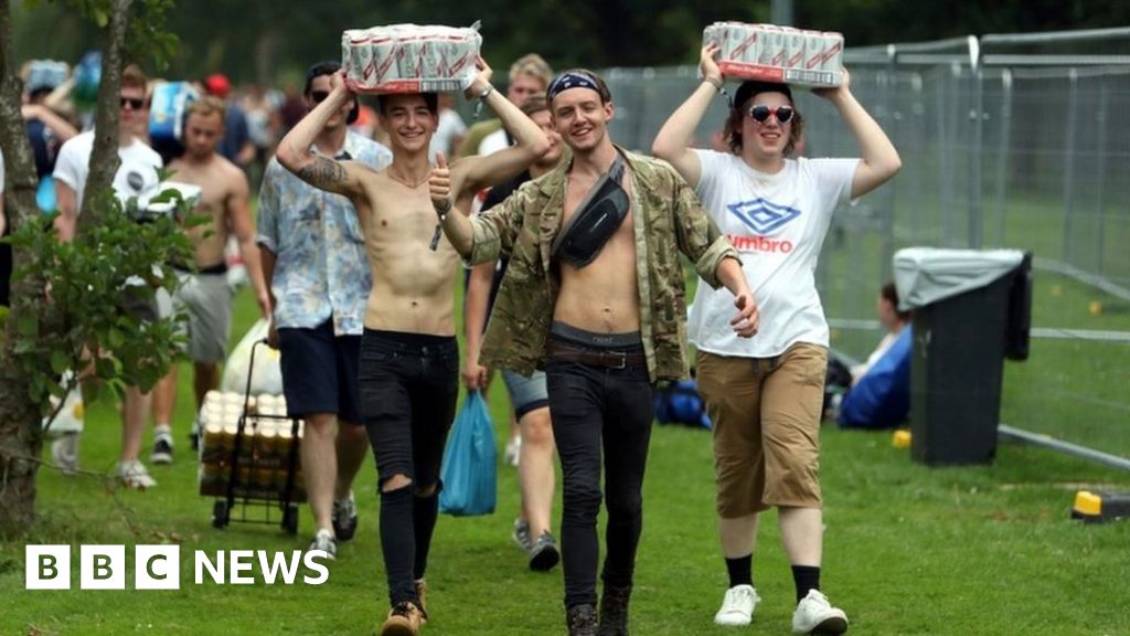 In pictures: Reading Festival welcomes first arrivals - BBC News