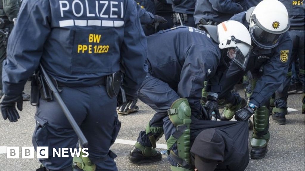 Stuttgart police arrest 400 left wing protesters at AfD 