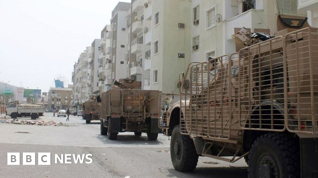 Yemen conflict: Loyalists 'enter last Aden district' - BBC News