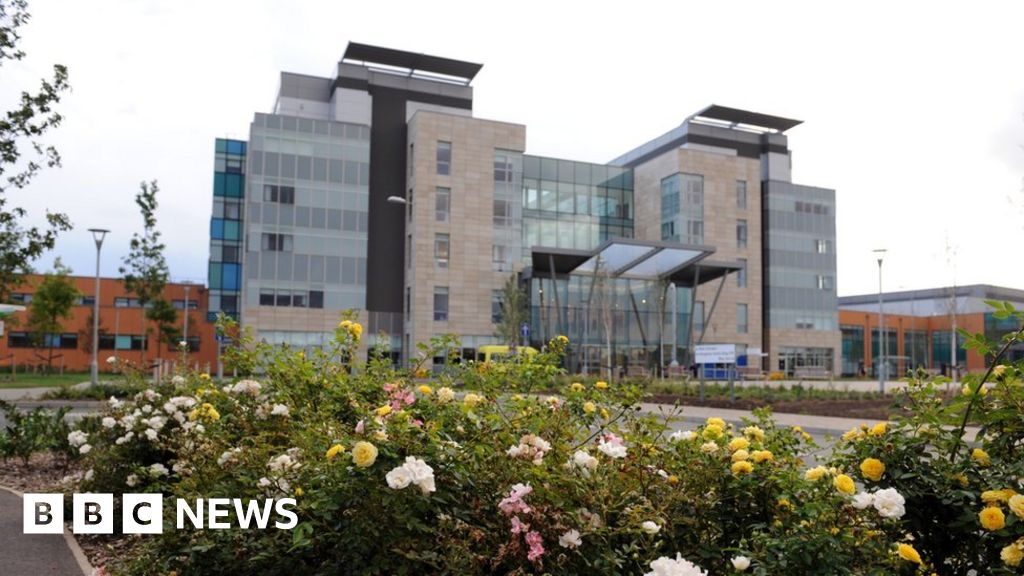 Covid: Peterborough hospital under 'enormous stress' - BBC News