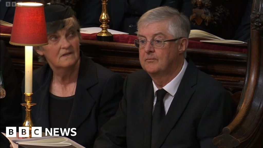 Stars mourn McQueen at memorial - BBC News