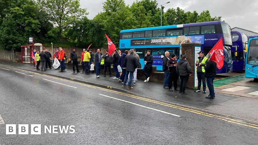 Yorkshire Arriva bus drivers strike in row over pay