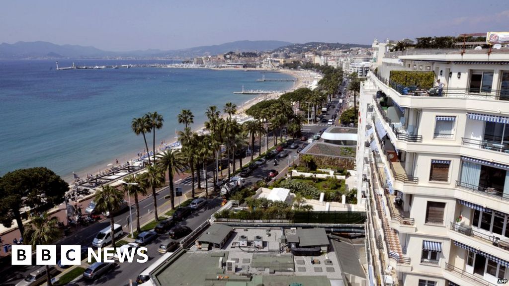 King Salman S French Holiday A Throne Motorcades And A Lift To The Beach Bbc News
