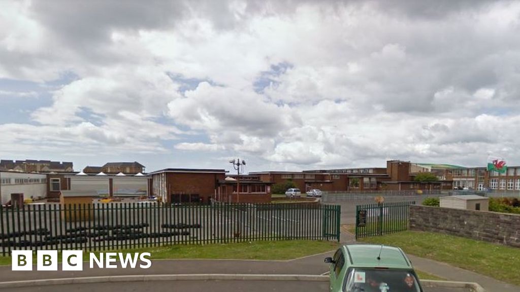 Head teacher Matthew Aplin sacked over teen sex given £700,000 - BBC News