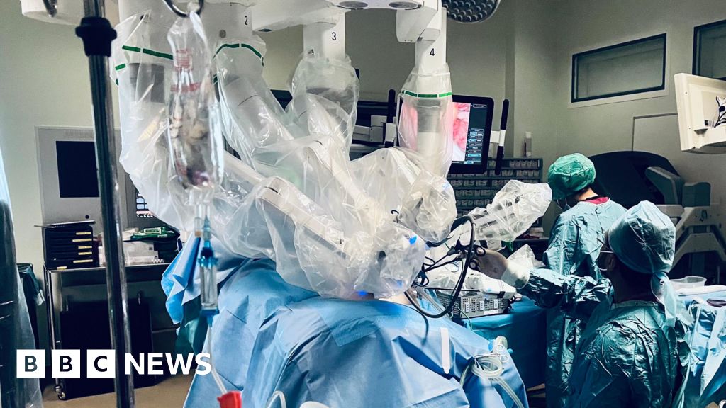 Surgeons in Bristol perform 10,000 operations using robotic arms