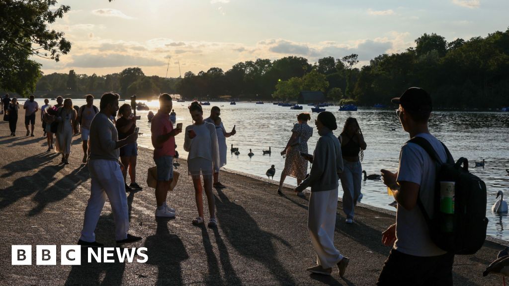 Second 30C day for London ahead of Monday's UK heatwave peak