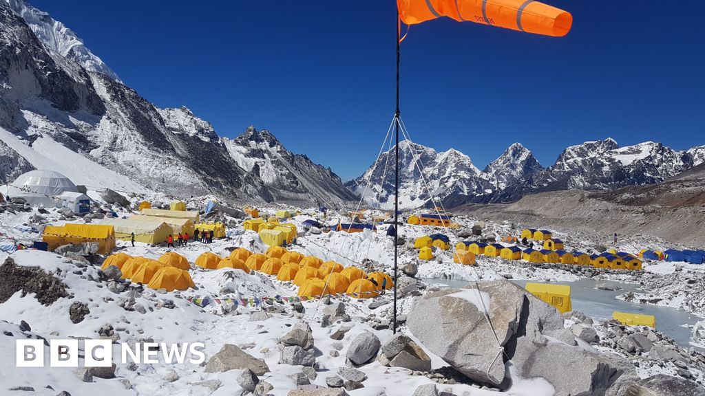 Единадесет тона боклук, изнесен от хималайските върхове