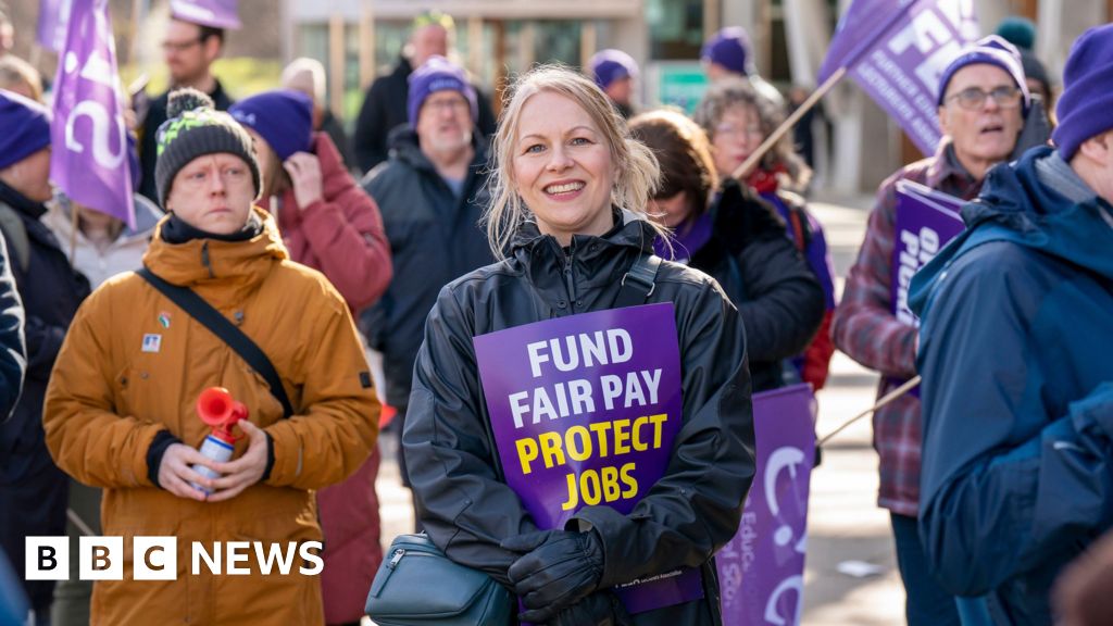 Scottish College Lecturers To Walk Out In June In Pay Dispute - Bbc News