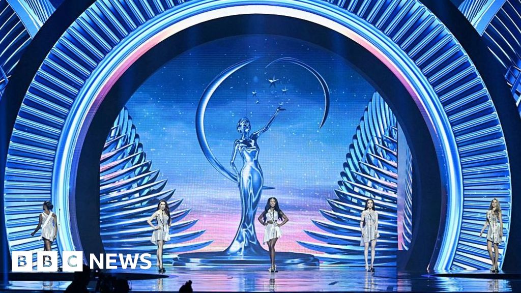 Когато златната корона обсипана с диаманти и перли бъде поставена