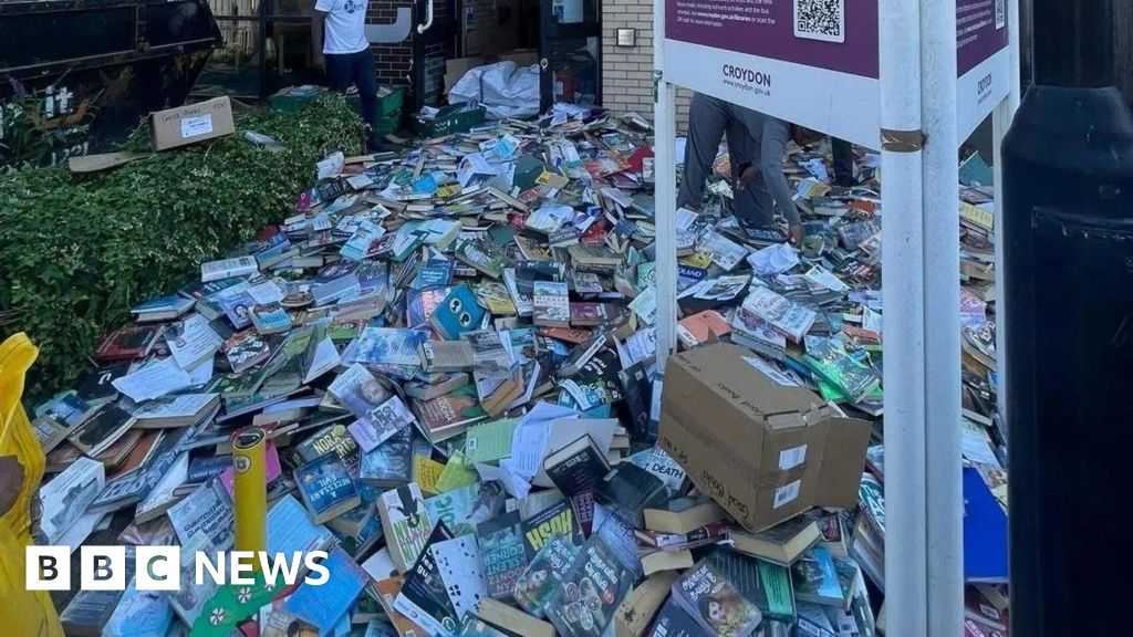 Library books dumped on pavement 'unacceptable'