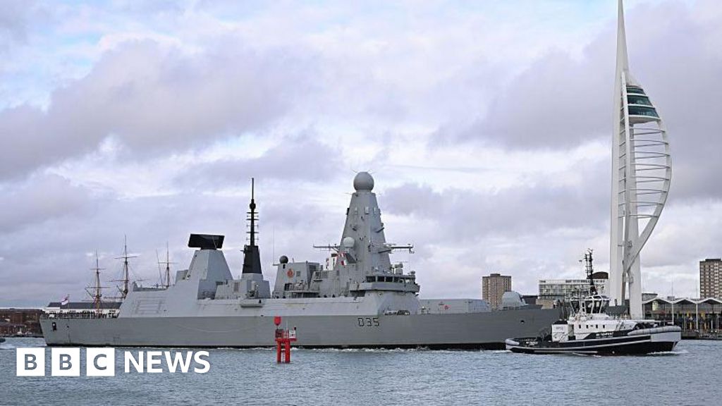 HMS Dragon docks after 'minor technical issue'