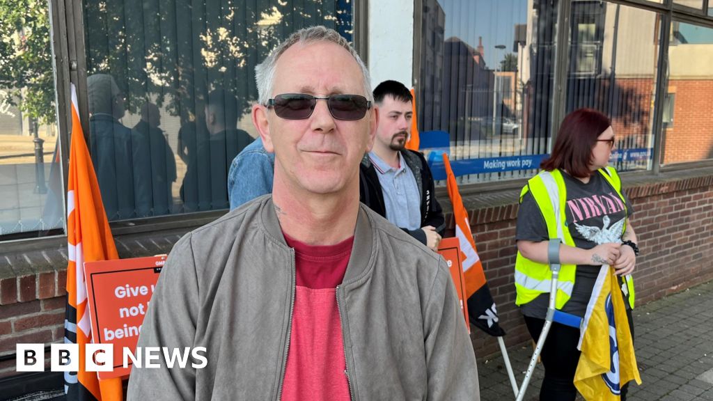 Striking security guard claims 'daily violence' at Hull JobCentre