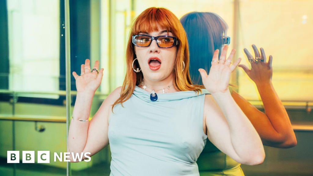 Irish singer CMAT postpones UK tour due to wisdom teeth pain