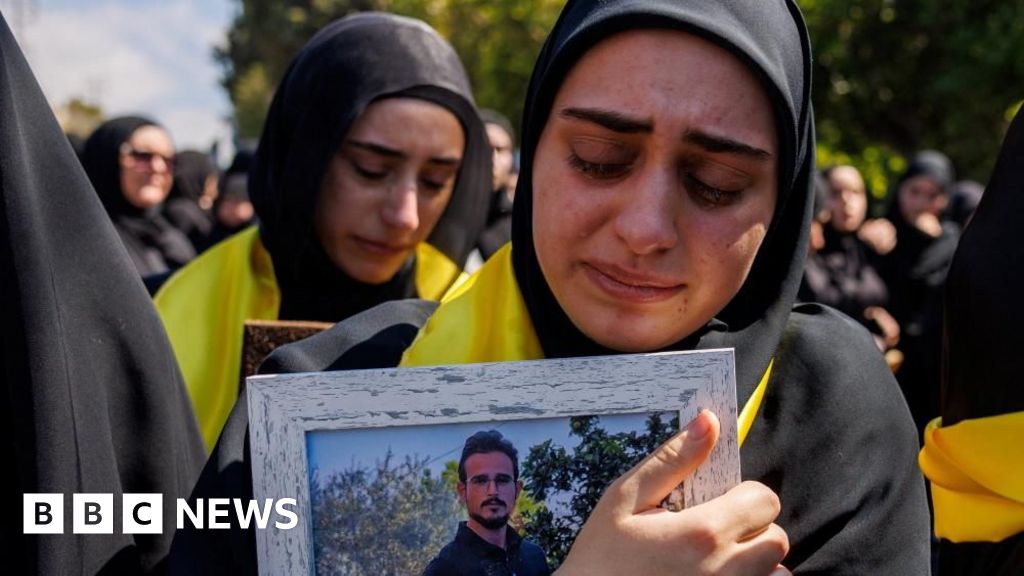 ويقول مسؤولون إن عدد قتلى الغارات الإسرائيلية على لبنان تجاوز 3000 شخص