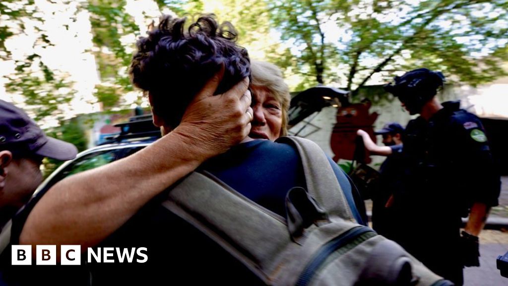Inside Donetsk as residents flee attacks on Ukrainian region Putin wants to control thumbnail
