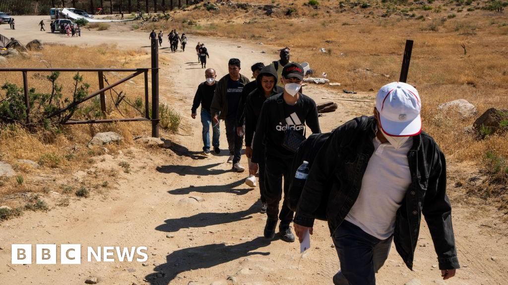 US border migrant crossings fall for fifth month in a row