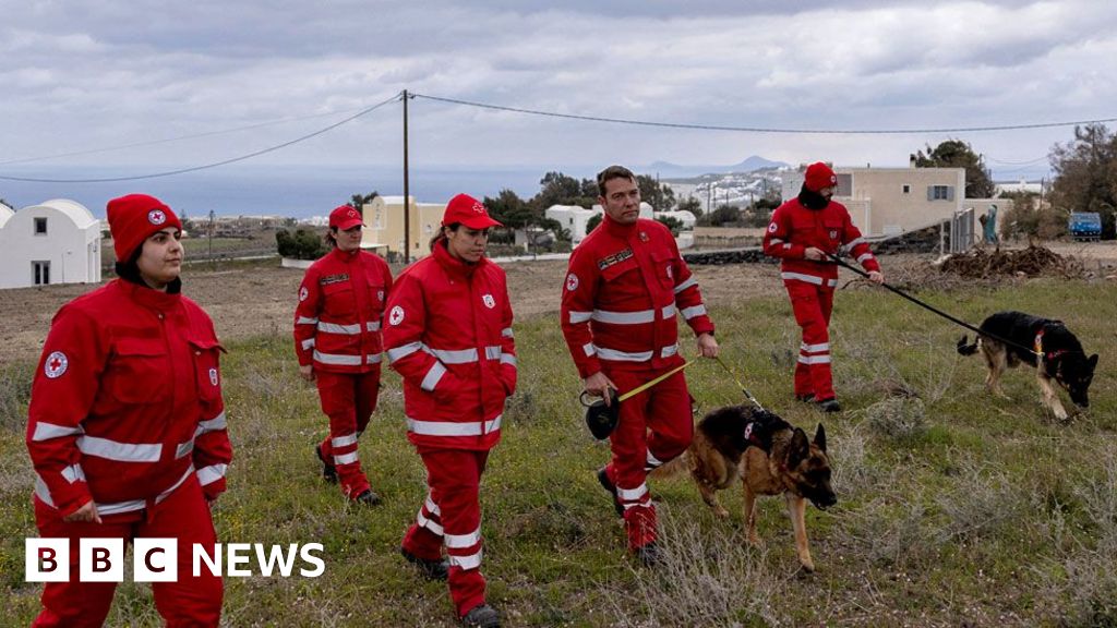 Tremors hitting Santorini reach new strength