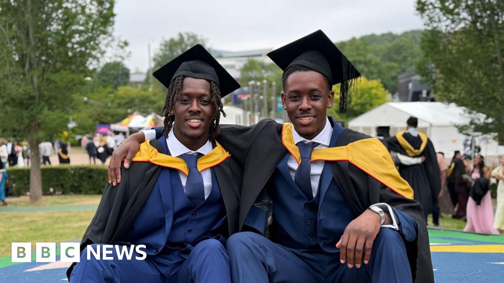 bbc.co.uk - Sofía Luis-Hobbs - Bradford twins graduate from Keele University on same day